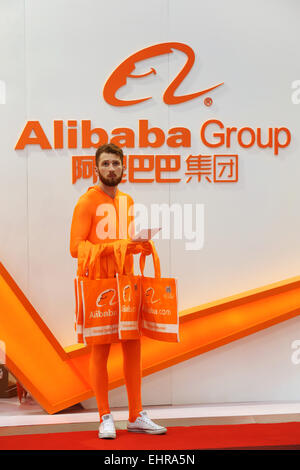 Un stand de matériel de promotion offre d'accueil sur le stand de groupe d''Alibaba Group au salon tech CeBit à Hanovre, en Allemagne, le lundi 16 mars, 2015 Banque D'Images