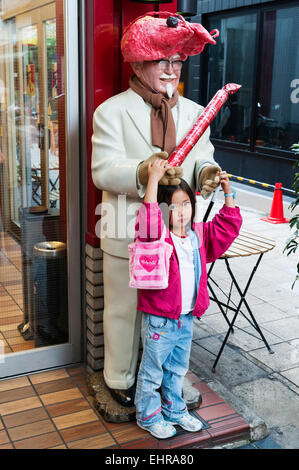 Kyoto, Japon. L'arcade commerciale Sanjo. Le colonel Sanders avec une crevette pour un chapeau à l'extérieur une succursale de Kentucky Fried Chicken (KFC) Banque D'Images