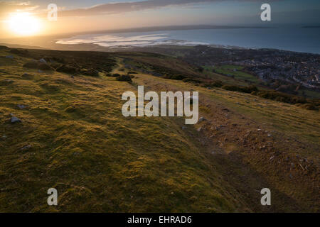 Coucher du soleil sur la côte près de Llanfairfechan, parc national de Snowdonia, Pays de Galles, Royaume-Uni Banque D'Images