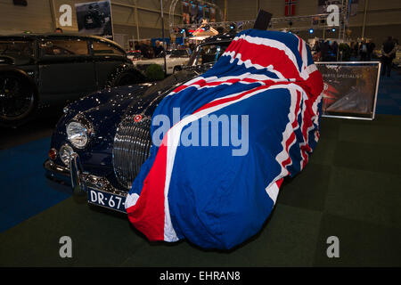 Une voiture de sport Jaguar XK150 Coupé tête fixe couverts le drapeau britannique Banque D'Images