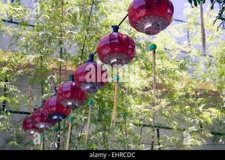 Rangée de lanternes rouges suspendues à côté de bambou à l'extérieur du Temple de Thean Hean Boo Chew Jetty, George Town, Penang Malaisie Banque D'Images