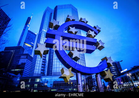 L'Euro affiche à l'extérieur de la Banque centrale européenne (BCE) à Francfort am Main Hessen Allemagne Banque D'Images