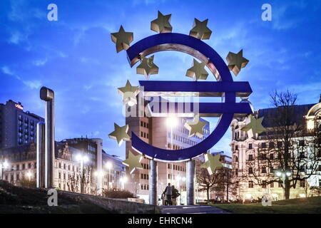 L'Euro affiche à l'extérieur de la Banque centrale européenne (BCE) à Francfort am Main Hessen Allemagne Banque D'Images