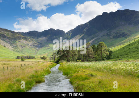 Belle Lake District flux avec meules de montagne près de Buttermere UK de Peggy's Bridge en été Banque D'Images