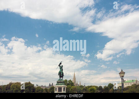 Les toits de Vienne avec Rathaus et statue équestre de l'Archiduc Karl Banque D'Images