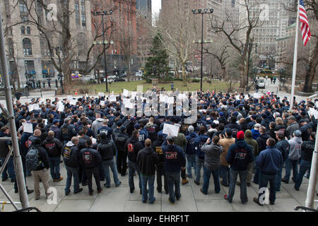 Manhattan, New York, USA. Mar 16, 2015. Les pompiers peuvent contenir jusqu'signes comme Association des pompiers en uniforme (UFA) Le président Stephen Cassidy mène un rallye à l'adresse du FDNY nouvelles pratiques d'emploi discriminatoires, à l'Hôtel de Ville, le lundi 16 mars, 2015. © Bryan Smith/ZUMA/Alamy Fil Live News Banque D'Images