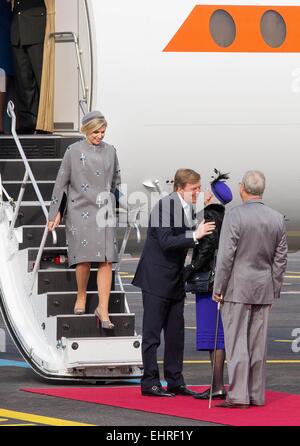 Copenhague, Danemark. 17 mars, 2015. S.m. Le Roi Willem-Alexander, SM la Reine Maxima, SM la Reine Margrethe, SAR le Prince Henrik lors de l'arrivée à l'aéroport Kastrup et la cérémonie officielle du 1er jour de l'état 2 jours visite du couple royal néerlandais au Danemark. Dpa : Crédit photo alliance/Alamy Live News Banque D'Images