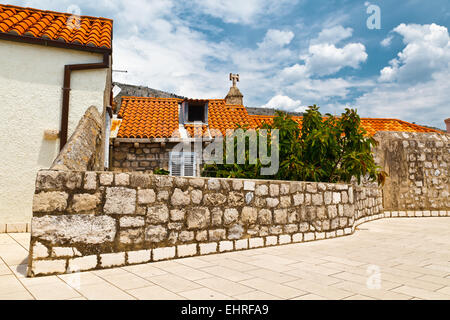 Vieille maison et le mur de la ville de Dubrovnik, Croatie Banque D'Images