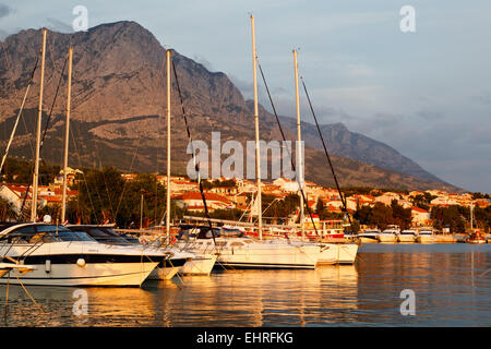 Coucher du soleil de l'Adriatique et le port de plaisance à Baska Voda, Croatie Banque D'Images