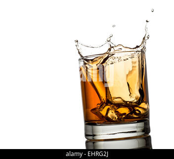 Splash de whisky avec de la glace osolated sur fond blanc Banque D'Images