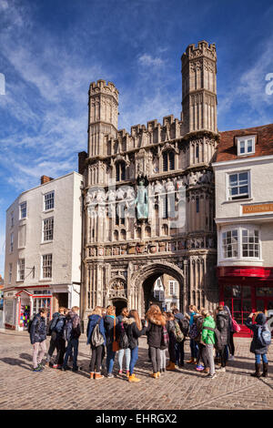 Christ Church Gate, la Cathédrale de Canterbury, Kent, Angleterre, et un groupe d'élèves attendant dehors. Banque D'Images