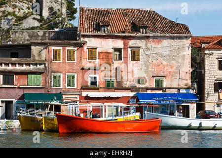 Ville médiévale de Dubrovnik sur la rivière Cetina Banque en Croatie Banque D'Images