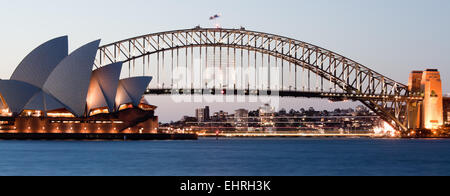 SYDNEY - 6 février : l'Opéra de Sydney avec le Harbour Bridge de Sydney, en Australie le 6 février 2013. Banque D'Images