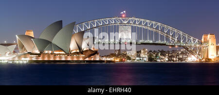 SYDNEY - 6 février : l'Opéra de Sydney avec le Harbour Bridge de Sydney, en Australie le 6 février 2013. Banque D'Images