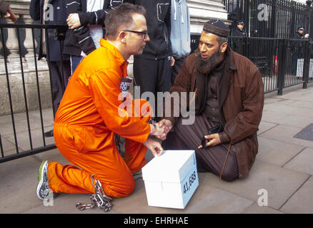 Londres, le 17 mars 2015. Marathon-exécutant Birmingham docteur David Nicholl, vêtus de combinaisons orange propose une pétition à Downing Street clalling pour la libération de Shaker Aamer, un ancien résident britannique qui a eu lieu à Guantánamo sans inculpation ni jugement depuis plus de 13 ans. Crédit : Paul Davey/Alamy Live News Banque D'Images