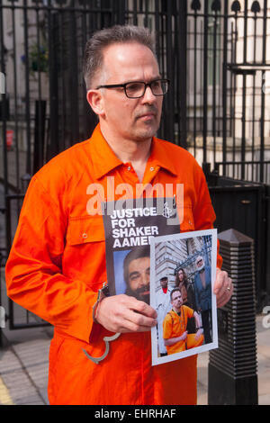 Londres, le 17 mars 2015. Marathon-exécutant Birmingham docteur David Nicholl, vêtus de combinaisons orange propose une pétition à Downing Street clalling pour la libération de Shaker Aamer, un ancien résident britannique qui a eu lieu à Guantánamo sans inculpation ni jugement depuis plus de 13 ans. Crédit : Paul Davey/Alamy Live News Banque D'Images