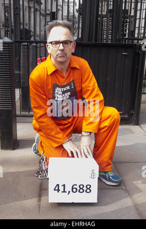 Londres, le 17 mars 2015. Marathon-exécutant Birmingham docteur David Nicholl, vêtus de combinaisons orange propose une pétition à Downing Street clalling pour la libération de Shaker Aamer, un ancien résident britannique qui a eu lieu à Guantánamo sans inculpation ni jugement depuis plus de 13 ans. Crédit : Paul Davey/Alamy Live News Banque D'Images