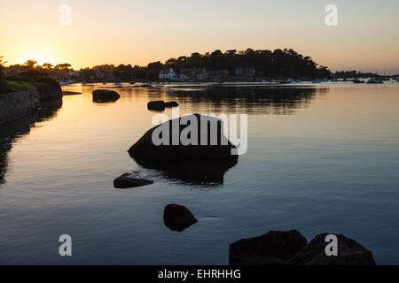 Vue sur le Port de Ploumanac'h à Perros-Guirec, la Côte de Granit Rose, Finistère, Bretagne, France Banque D'Images