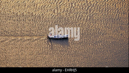 Caique (bateau de pêche traditionnel) établit au coucher du soleil dans le nord du golfe d'Evian, à Evia island, Mer Égée, Grèce Banque D'Images