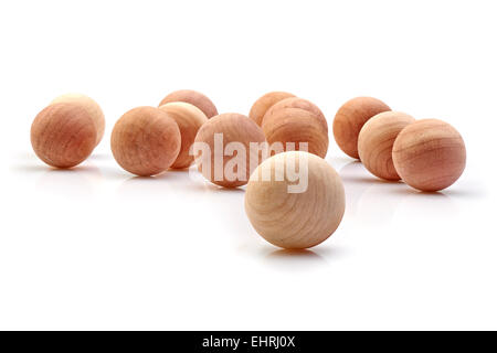 Une balle de cèdre se tenir dehors de la foule on white Banque D'Images