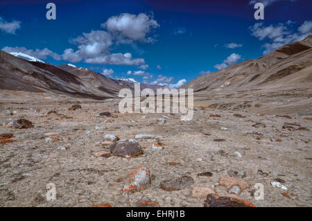 Rocky Valley panoramique dans les montagnes du Pamir au Tadjikistan Banque D'Images