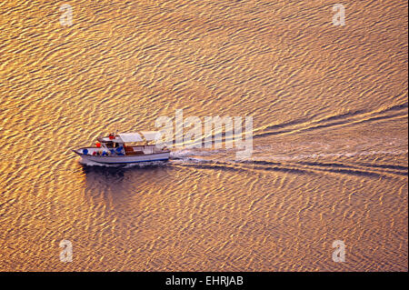 Caique (bateau de pêche traditionnel) établit au coucher du soleil dans le nord du golfe d'Evian, à Evia island, Mer Égée, Grèce Banque D'Images