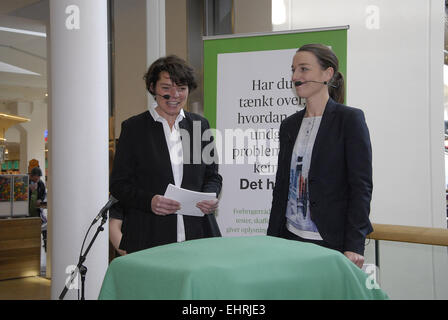 Copenhague, Danemark. 17 mars, 2015. Mme Kristen Brosbol, ministre danois de l'environnement et social-démocrates dévoile de nouvelles ONG danoise par le nom de réflexion à Copenhague. L'organisation sœur du conseil consultatif auprès des consommateurs du groupe de réflexion, d'autres invités ont été l'Ajna Philip présidente du conseil consultatif des consommateurs et Mme Lone Loklint, homme politique danois et membre du parlement danois. Crédit : François doyen/Alamy Live News Banque D'Images