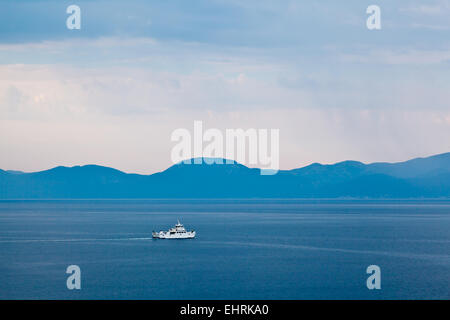 Passage bateau Île de Brac dans la matinée pluvieuse, Croatie Banque D'Images