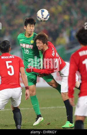 (150317) -- BEIJING, 17 mars 2015 (Xinhua) -- Lang Zheng (2L) de la China's Beijing Guoan rivalise avec Mitsuru Nagata (2e R) de Urawa Red Diamonds du Japon lors d'un match du groupe G contre Urawa Red Diamonds du Japon à l'AFC Champions League 2015 à Beijing, capitale de Chine, le 17 mars 2015. (Xinhua/Bi Mingming) Banque D'Images