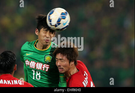 (150317) -- BEIJING, 17 mars 2015 (Xinhua) -- Lang Zheng (L) de la China's Beijing Guoan rivalise avec Mitsuru Nagata Japon de Urawa Red Diamonds pendant un match du groupe G à l'AFC Champions League 2015 à Beijing, capitale de Chine, le 17 mars 2015. (Xinhua/Cao Can) Banque D'Images