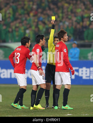 (150317) -- BEIJING, 17 mars 2015 (Xinhua) -- Nagata Mitsuru (R) du Japon de Urawa Red Diamonds reçoit un carton jaune durant un match du groupe G contre la China's Beijing Guoan à l'AFC Champions League 2015 à Beijing, capitale de Chine, le 17 mars 2015. (Xinhua/Bi Mingming) Banque D'Images