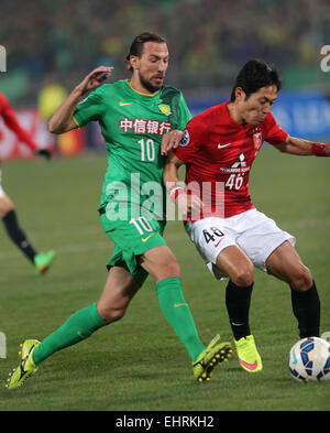 (150317) -- BEIJING, 17 mars 2015 (Xinhua) -- Dejan Damjanovic (L) de la China's Beijing Guoan rivalise avec 007 Ryota de Urawa Red Diamonds du Japon lors d'un match du groupe G à l'AFC Champions League 2015 à Beijing, capitale de Chine, le 17 mars 2015. (Xinhua/Bi Mingming) Banque D'Images