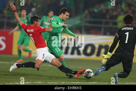 (150317) -- BEIJING, 17 mars 2015 (Xinhua) -- Batalla (C) de la China's Beijing Guoan tire la balle lors d'un match du groupe G contre Urawa Red Diamonds du Japon à l'AFC Champions League 2015 à Beijing, capitale de Chine, le 17 mars 2015. (Xinhua/Cao Can) Banque D'Images