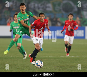 (150317) -- BEIJING, 17 mars 2015 (Xinhua) -- Zhang Chengdong (L) avant de la China's Beijing Guoan Tomoaki Makino rivalise avec des Urawa Red Diamonds pendant un match du groupe G à l'AFC Champions League 2015 à Beijing, capitale de Chine, le 17 mars 2015. (Xinhua/Bi Mingming) Banque D'Images