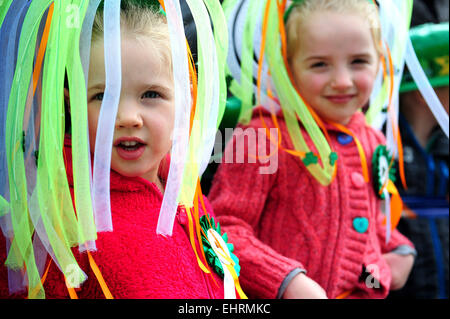 Tullamore, Irlande. 17 mars, 2015. Kate et Ciara 6 4 Maloney, au St Patricks Day Parade à Tullamore, Co Offaly, Irlande. Credit : James Flynn/Alamy Live News Banque D'Images