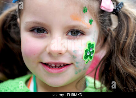 Tullamore, Irlande. 17 mars, 2015. Jodie Cox 6, de Dublin à l'hôtel St Patricks Day Parade à Tullamore, Co Offaly, Irlande. Credit : James Flynn/Alamy Live News Banque D'Images