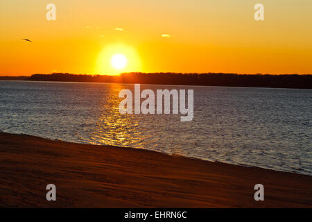 Beau coucher de soleil sur la rivière Volga à Samara, Russie Banque D'Images