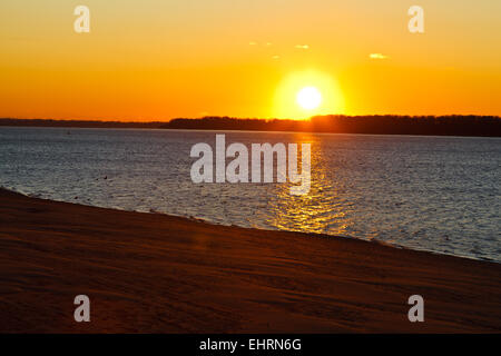 Beau coucher de soleil sur la rivière Volga à Samara, Russie Banque D'Images