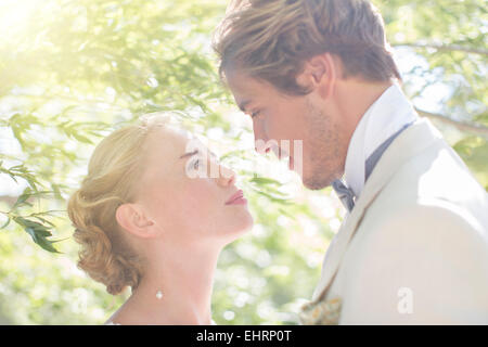 Jeune couple face à face dans le jardin intérieur Banque D'Images