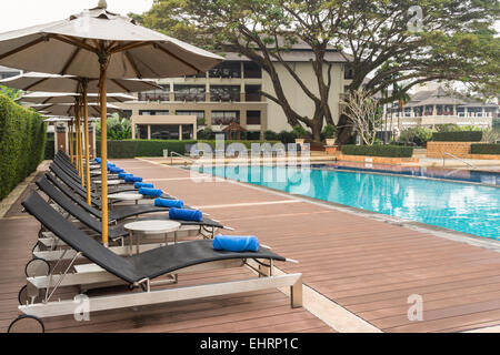 Piscine calme et repos paresseux prêt pour les clients dans un matin frais Banque D'Images