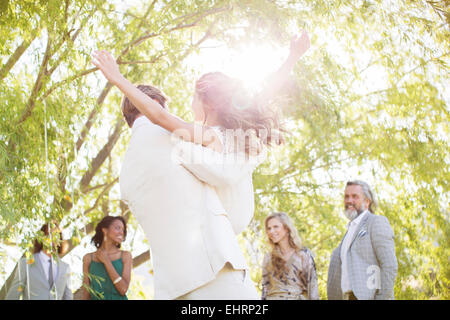 Préparation à l'époux de demoiselle d'une réception de mariage jardin intérieur Banque D'Images