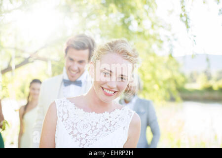 Portrait du jeune couple dans le jardin intérieur Banque D'Images