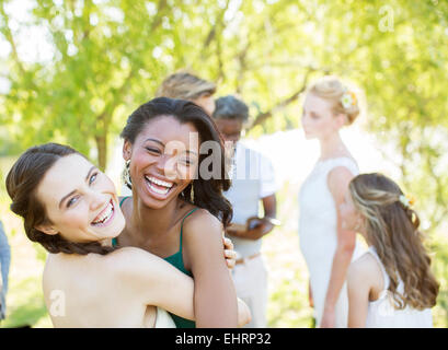 Au cours de danse et de demoiselle d'ami réception de mariage dans le jardin intérieur Banque D'Images