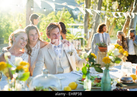Couple jeune demoiselle et pendant votre réception de mariage dans le jardin intérieur Banque D'Images
