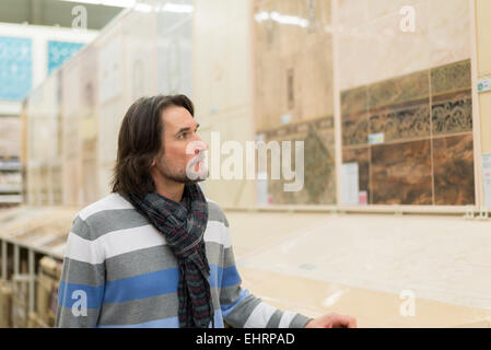 Portrait d'homme d'âge moyen dans un magasin de matériaux de construction Banque D'Images