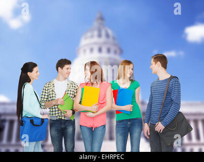 Group of smiling students standing Banque D'Images