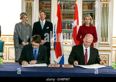 Copenhague, Danemark. 17 mars, 2015. Un accord de collaboration entre instituts de recherche néerlandais et danois sont signés, tandis que le roi néerlandais Willem-Alexander et La Reine Máxima (à gauche) avec PM Danois, Helle Thorning-Schmidt (en rouge) sont à la recherche Crédit : OJPHOTOS/Alamy Live News Banque D'Images