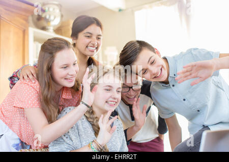 Groupe d'adolescents en forme lors de la communication via internet Banque D'Images