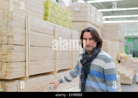 Portrait d'homme d'âge moyen dans un magasin de matériaux de construction Banque D'Images