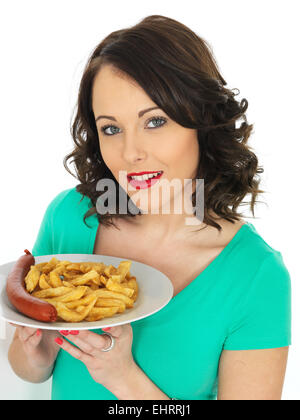 Confident Happy Young Woman Eating Chip Shop authentique saucisse cervelas à emporter et plaquettes isolé sur un fond blanc avec un chemin de détourage Banque D'Images